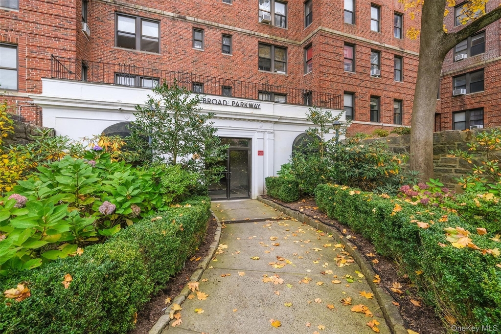 1 Broad Parkway - Photo 0