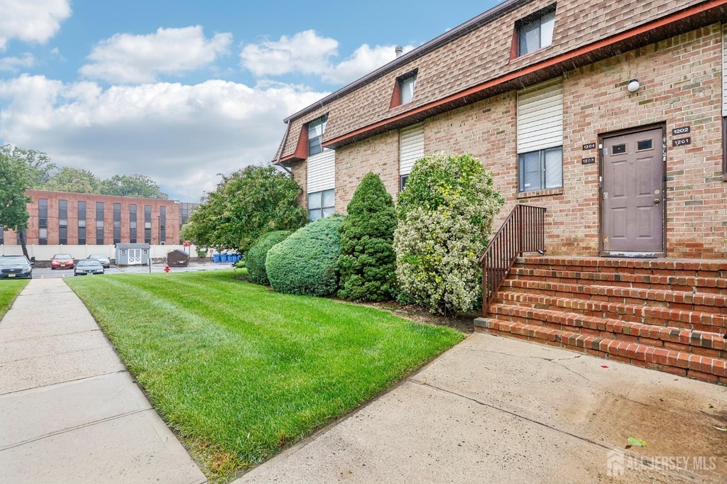 1203 N Oaks Boulevard - Photo 0