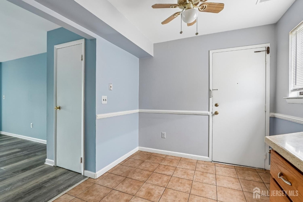 1203 N Oaks Boulevard - Photo 2