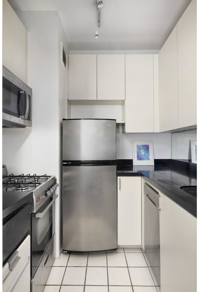 343 E 74th Street - Photo 2