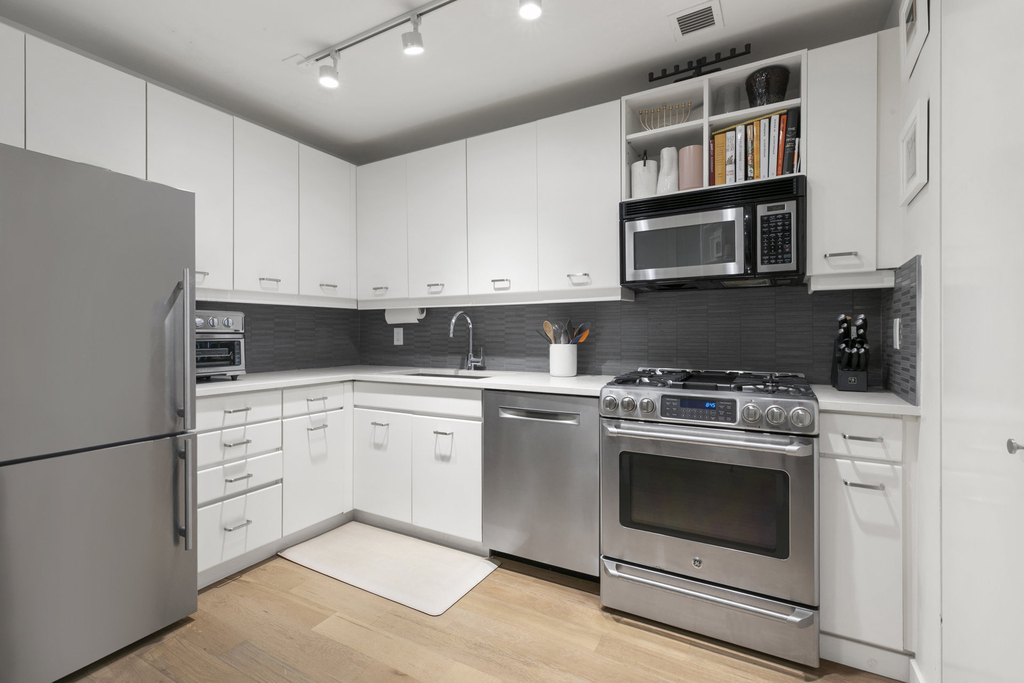 167 Perry Street - Photo 1