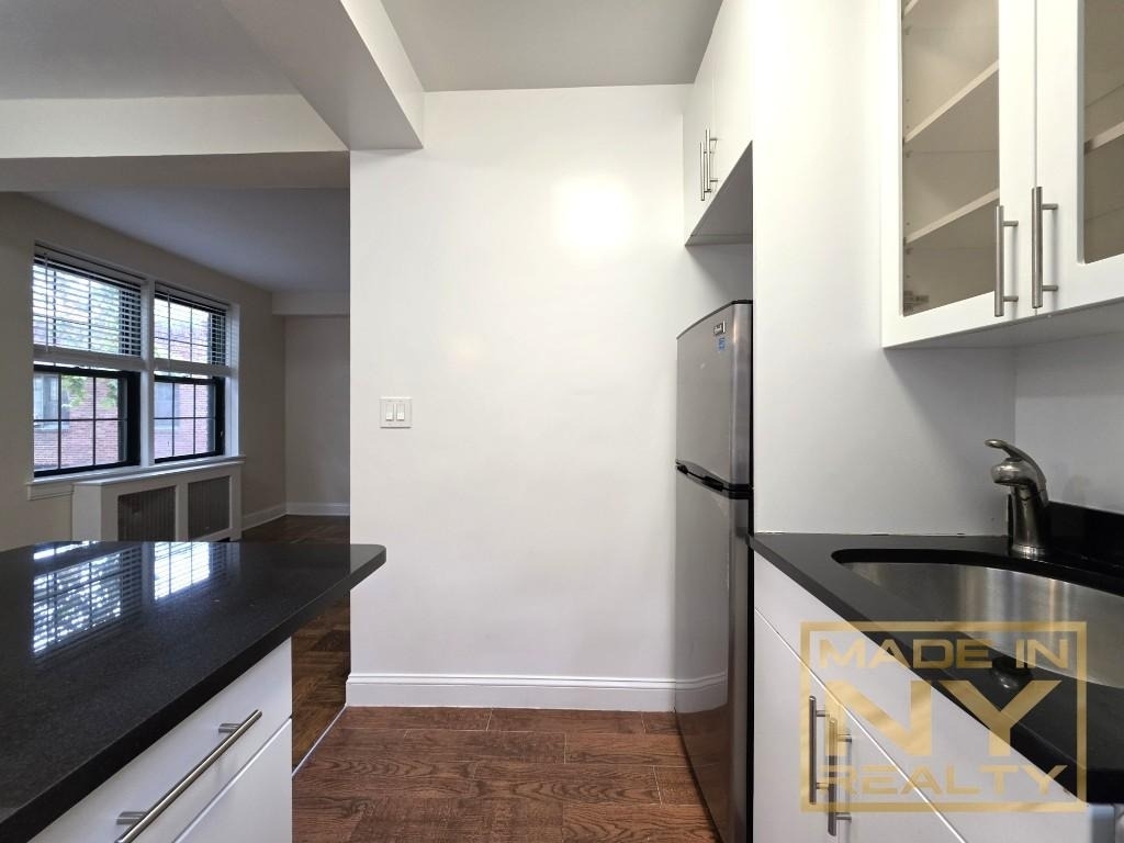 51-01 39th Avenue - Photo 2