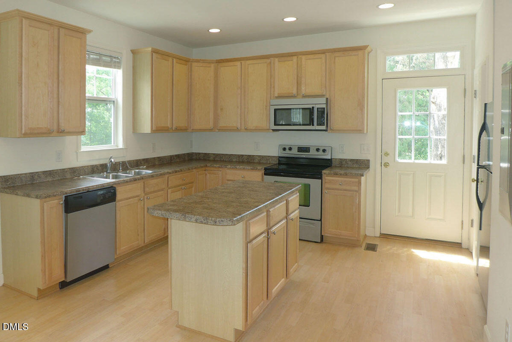 307 W Poplar Avenue - Photo 8