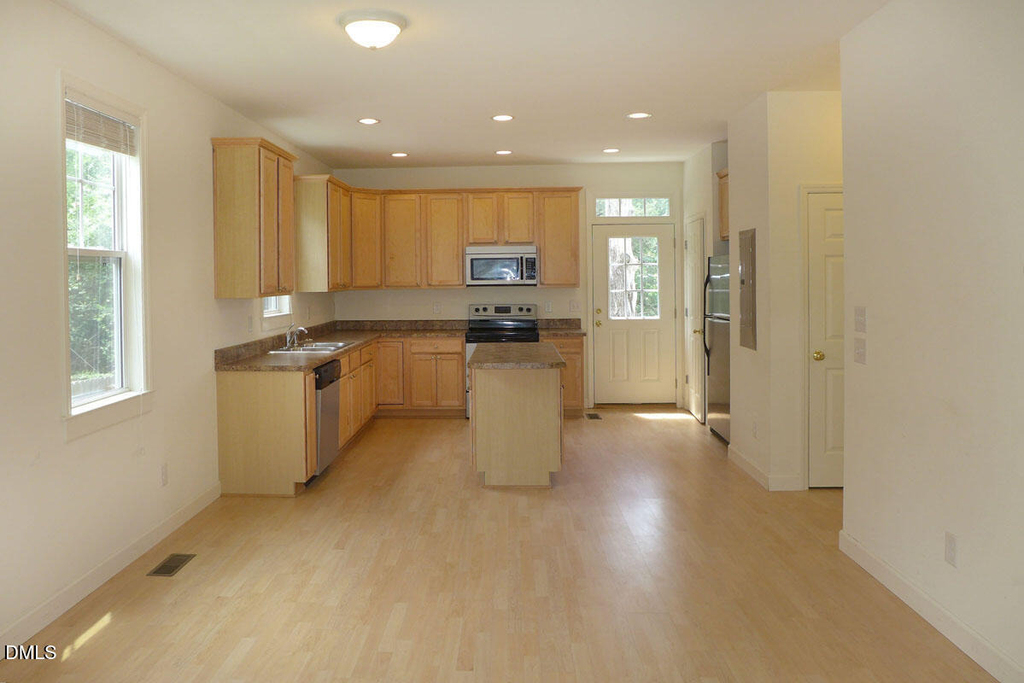307 W Poplar Avenue - Photo 6
