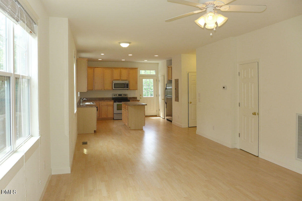 307 W Poplar Avenue - Photo 3
