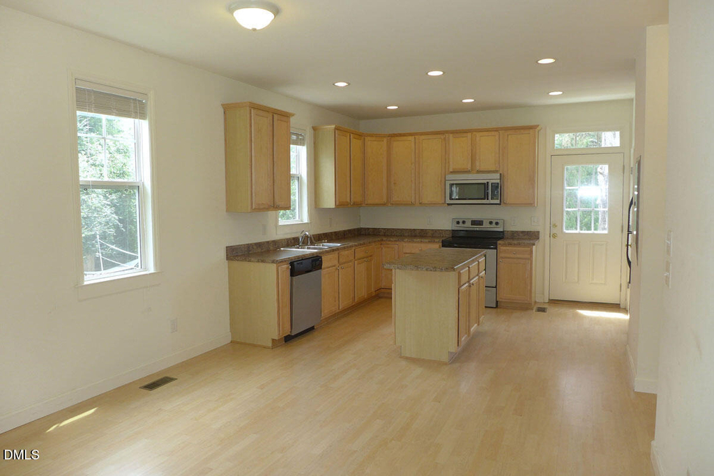 307 W Poplar Avenue - Photo 5