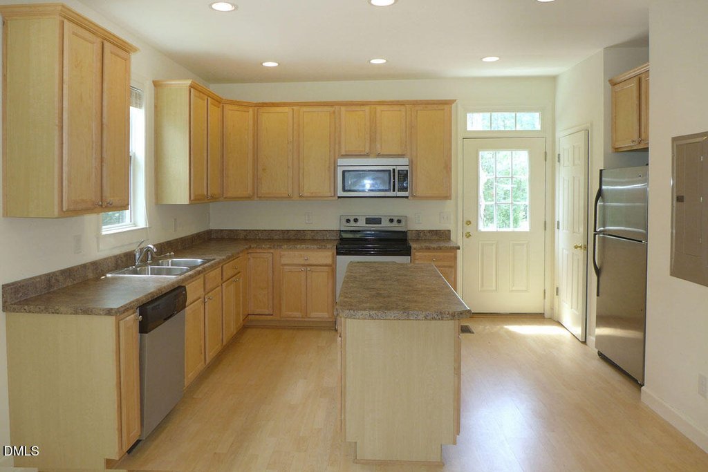 307 W Poplar Avenue - Photo 9