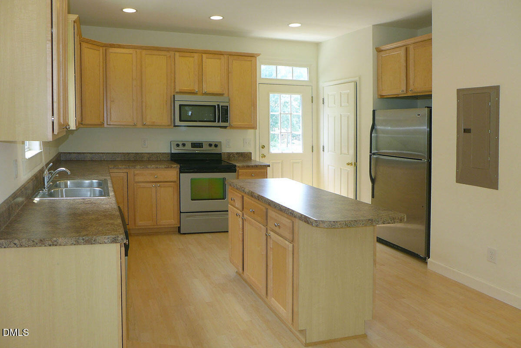 307 W Poplar Avenue - Photo 7