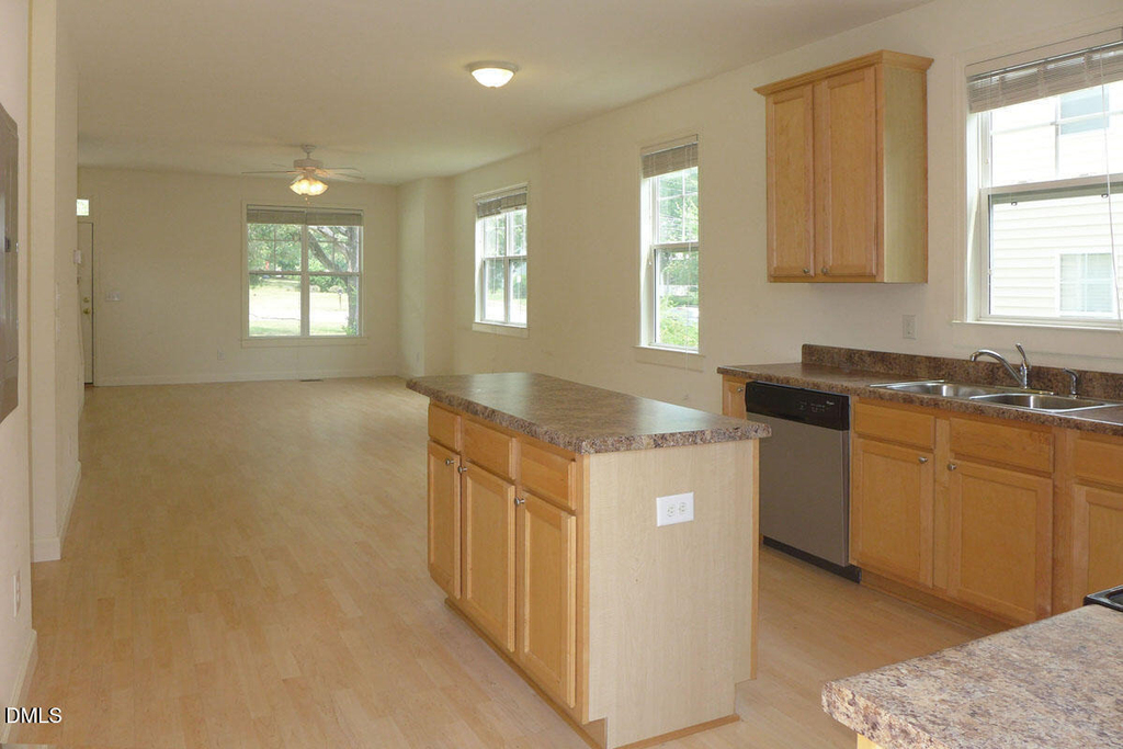 307 W Poplar Avenue - Photo 10