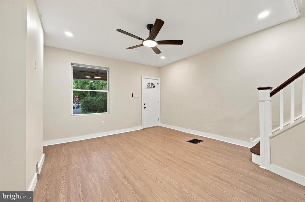 542 E Herman Street - Photo 2