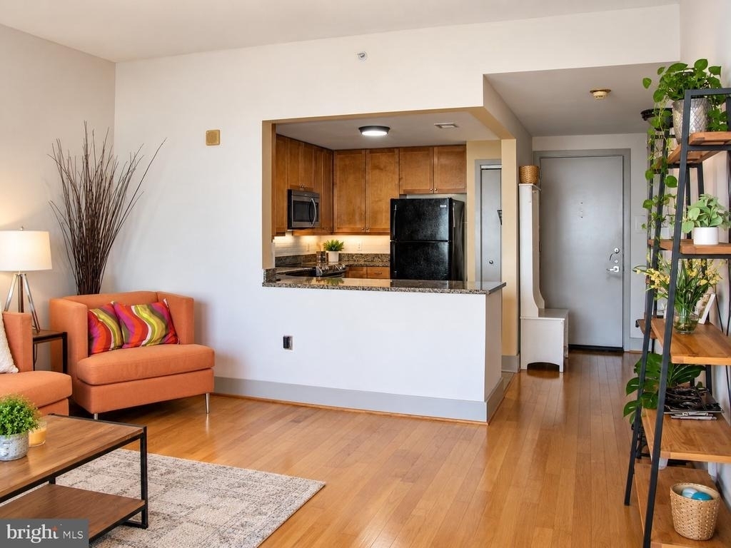 717 S Columbus Boulevard - Photo 2