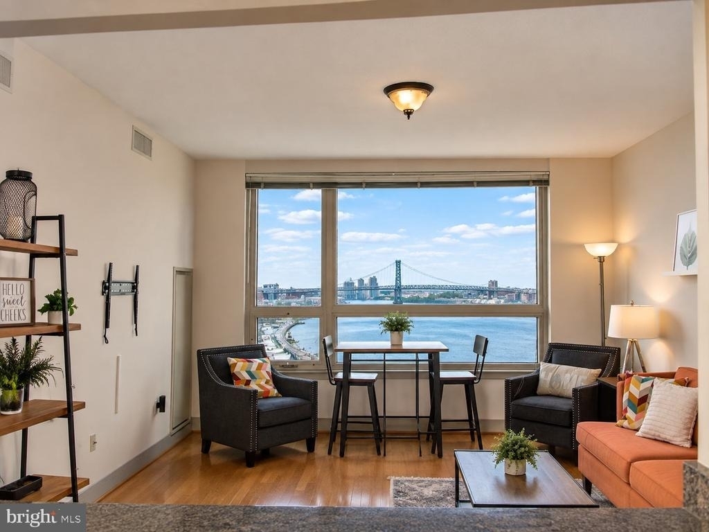 717 S Columbus Boulevard - Photo 3