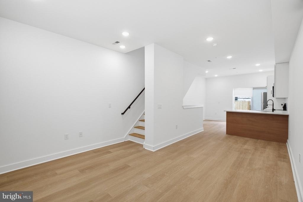 1019 W Orleans Street - Photo 7