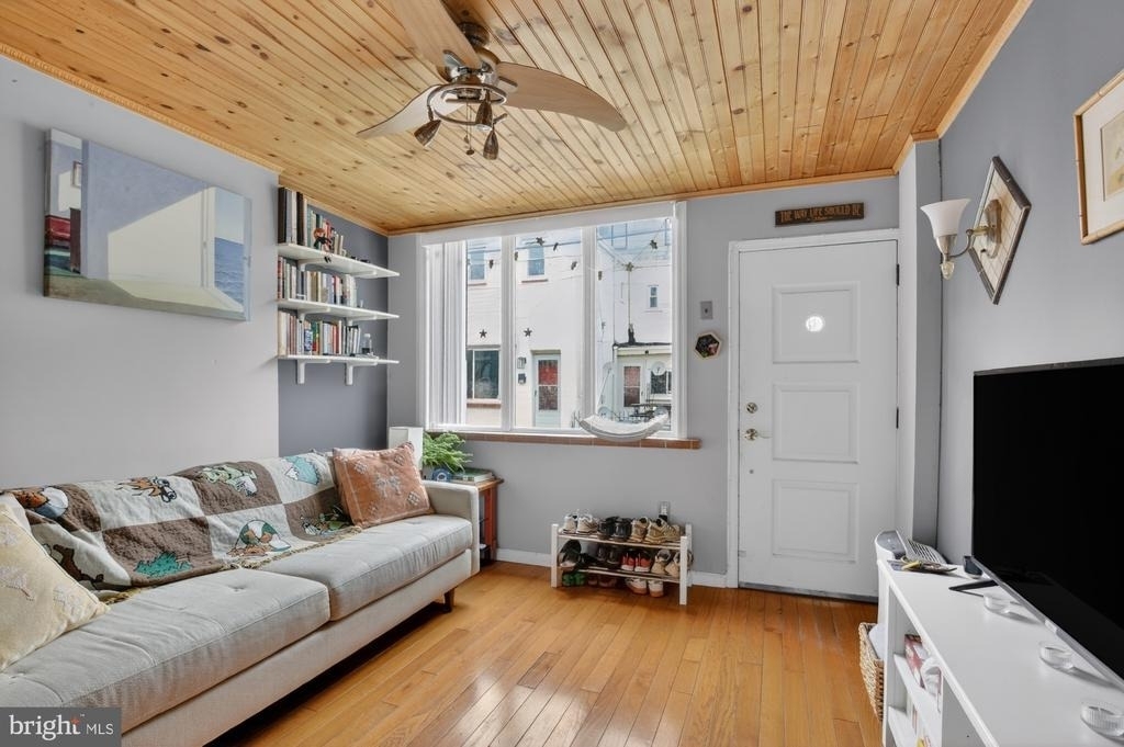 416 E Flora Street - Photo 2