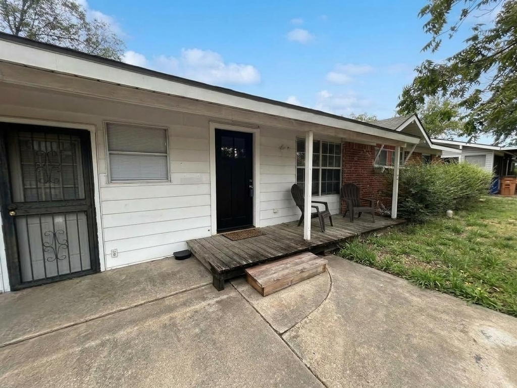7603 Carriage Dr - Photo 2