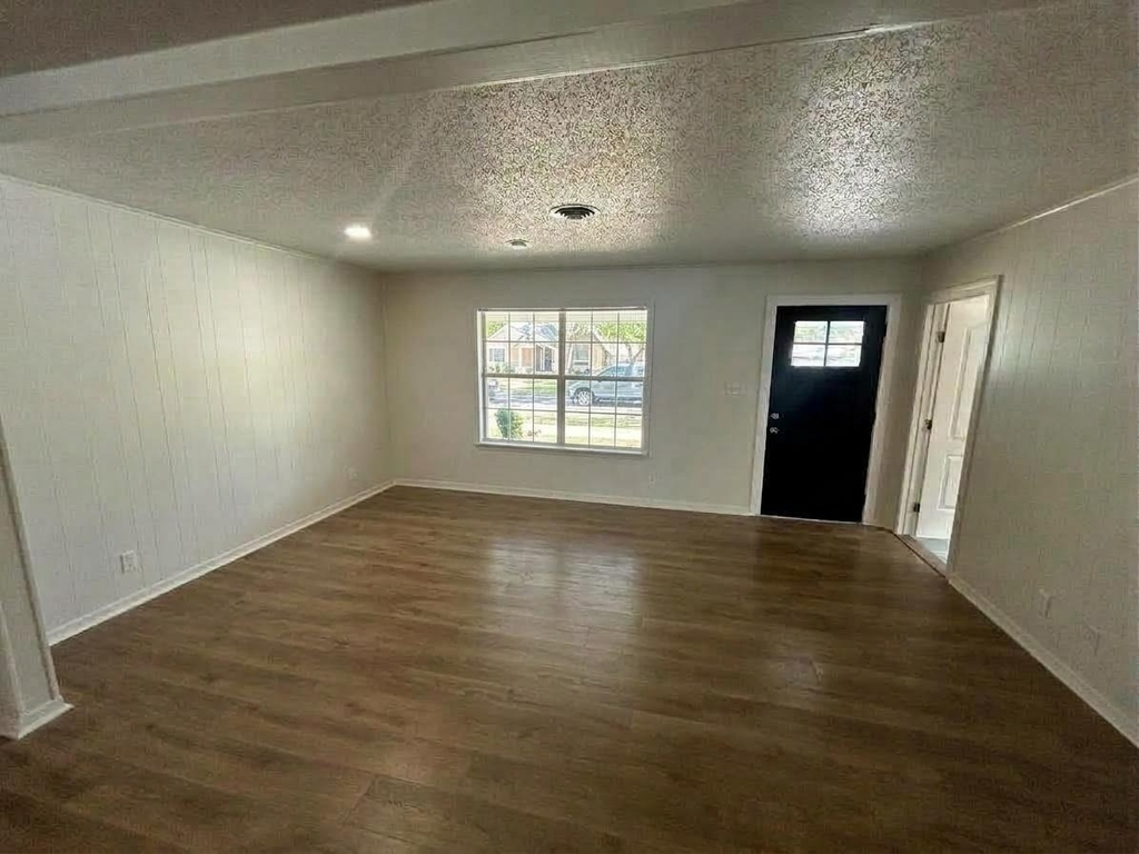 7603 Carriage Dr - Photo 3