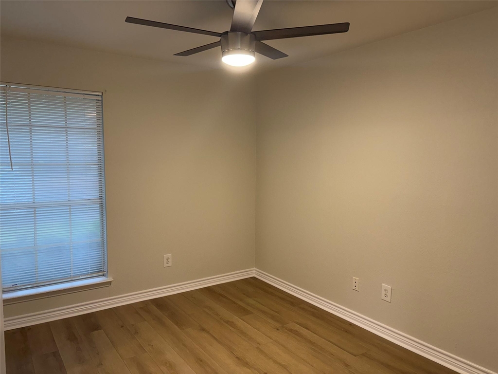 1015 E Yager Ln - Photo 17