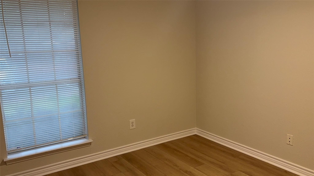1015 E Yager Ln - Photo 21