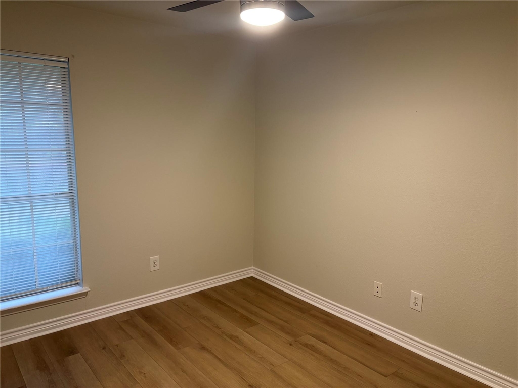 1015 E Yager Ln - Photo 19