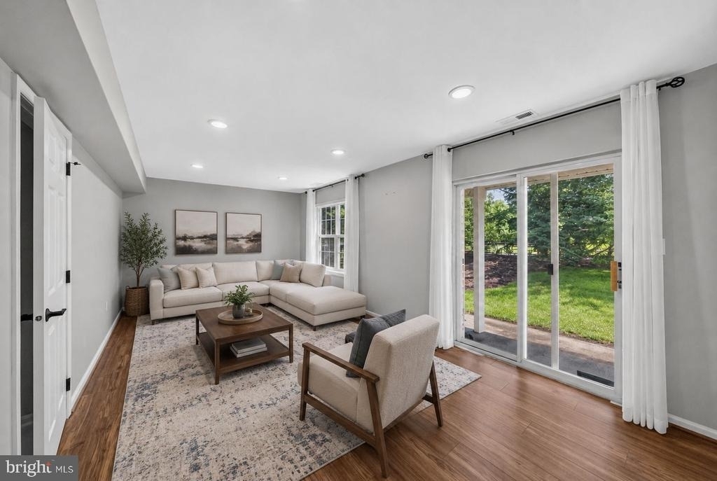 132 S Barrow Place - Photo 1