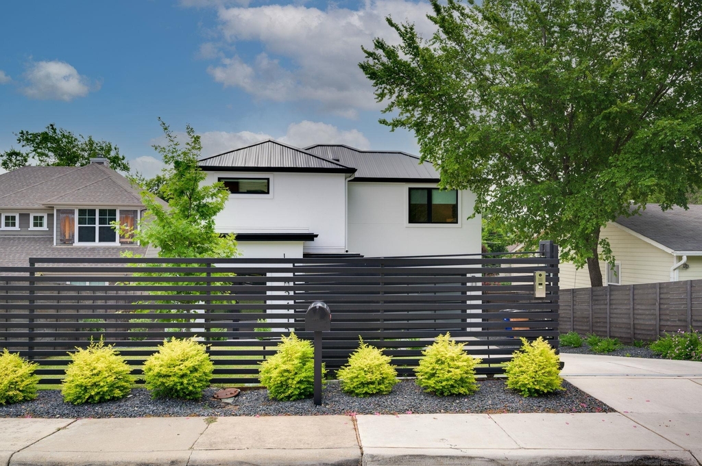 2415 Mccall Rd - Photo 1