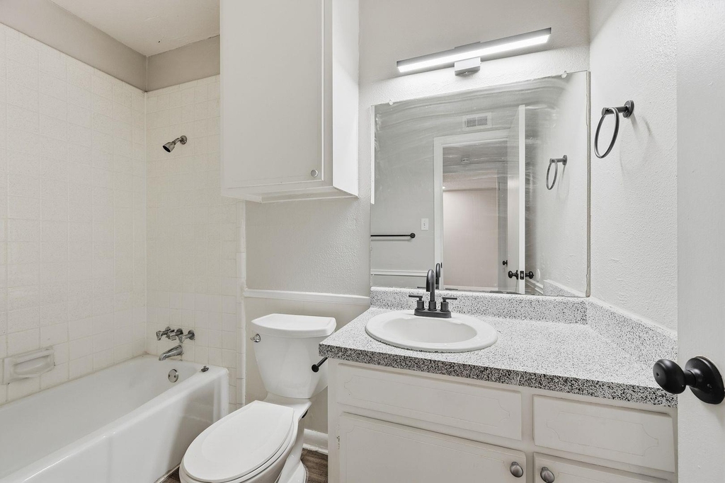 620 W 51st St - Photo 8