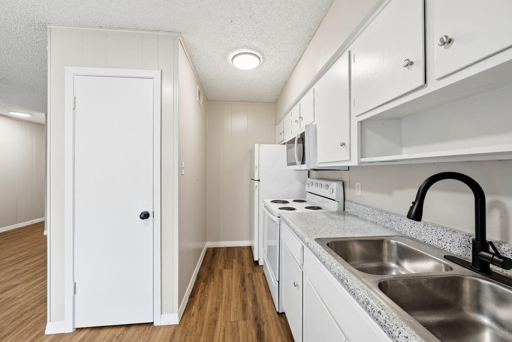 620 W 51st St - Photo 1