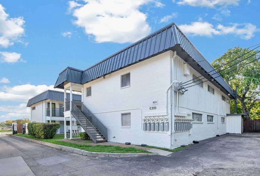 620 W 51st St - Photo 11