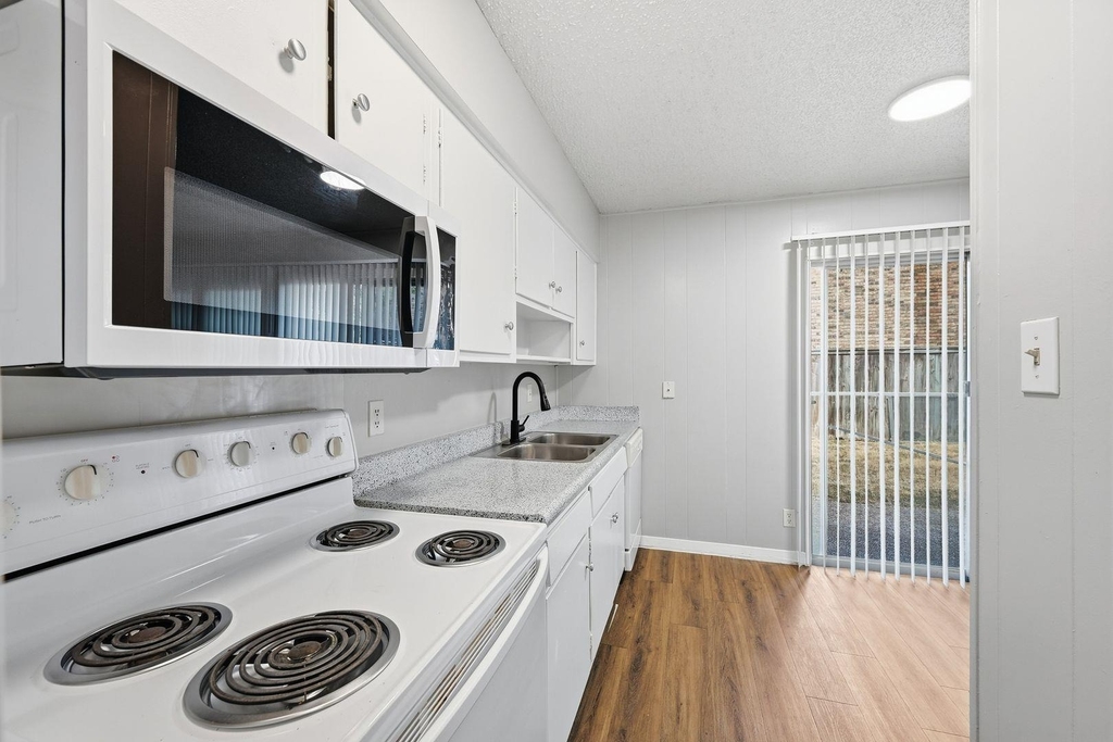 620 W 51st St - Photo 0