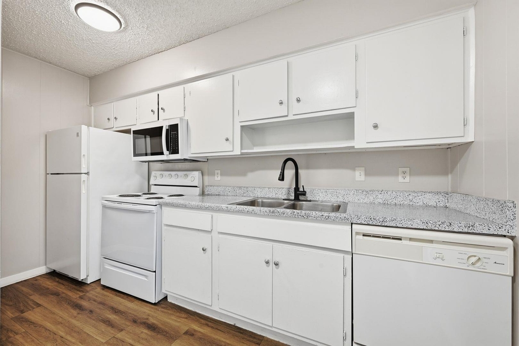 620 W 51st St - Photo 2