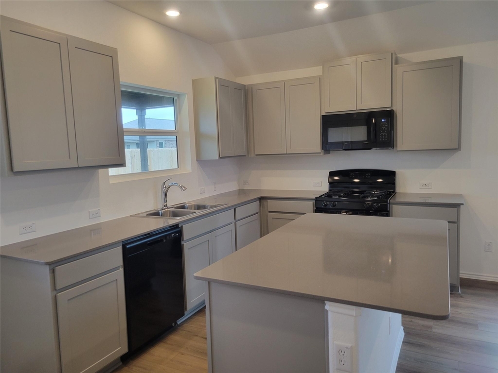 623 Waterway Ave - Photo 3