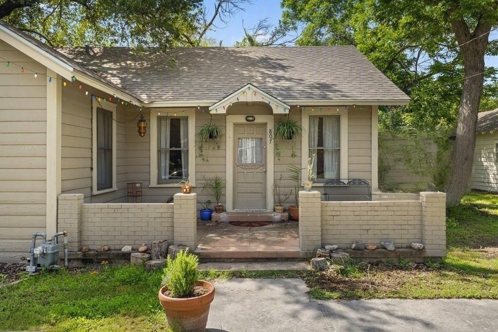 807 Cecelia St - Photo 0