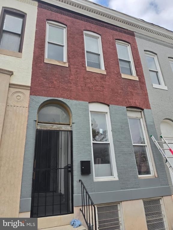 2558 W Baltimore Street - Photo 0