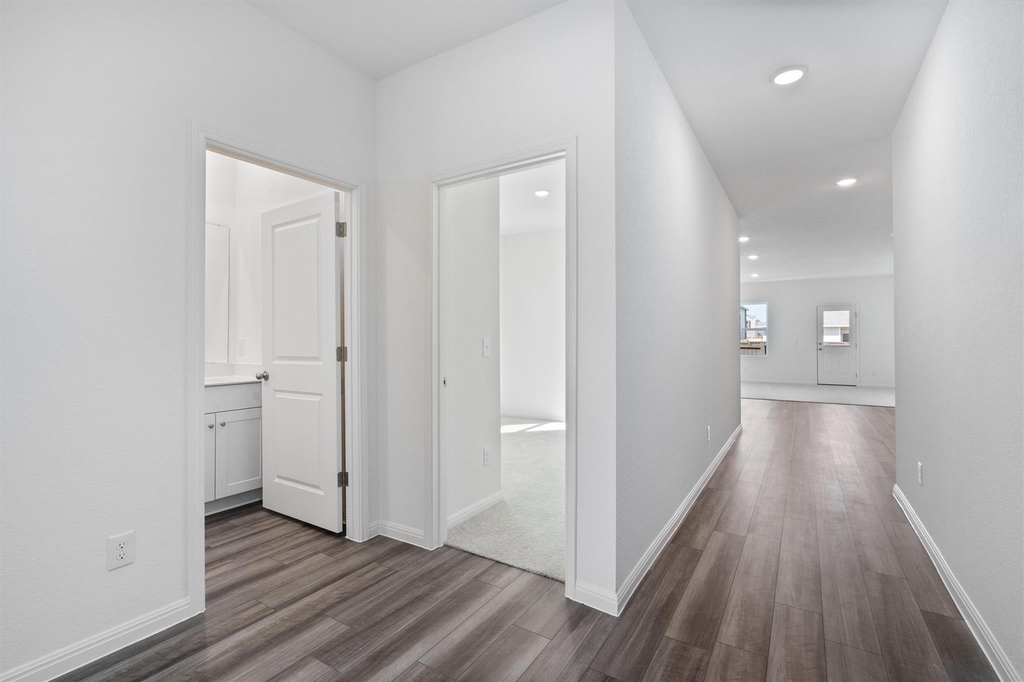 105 Bridgeview Dr - Photo 2
