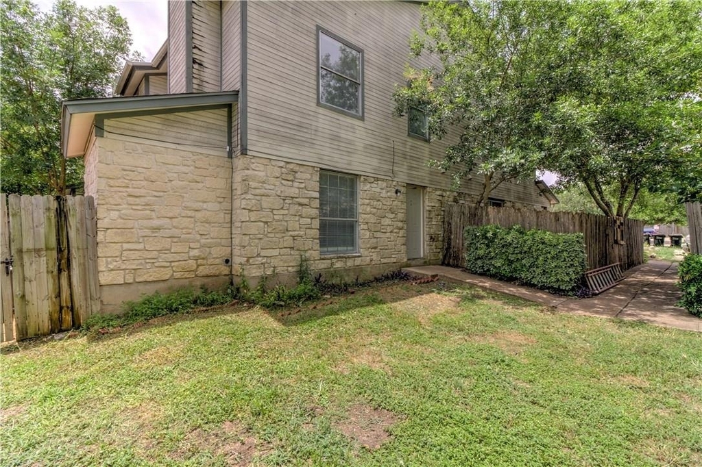 2211 Creekside Ln - Photo 4