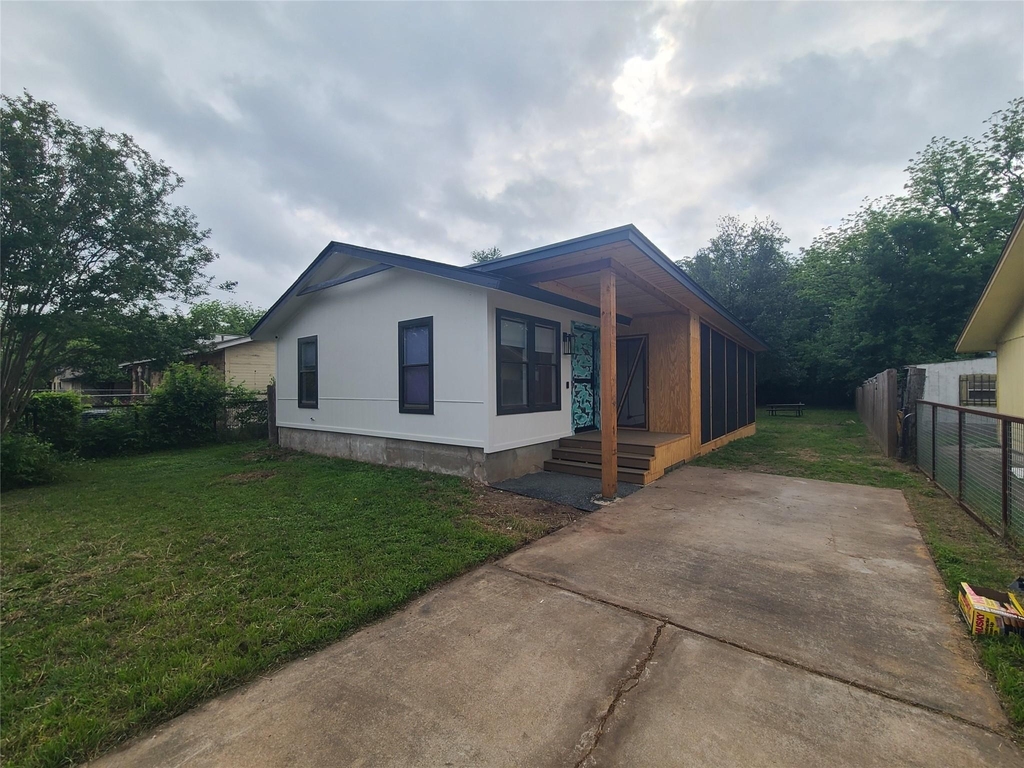 1147 Brookswood Ave - Photo 1
