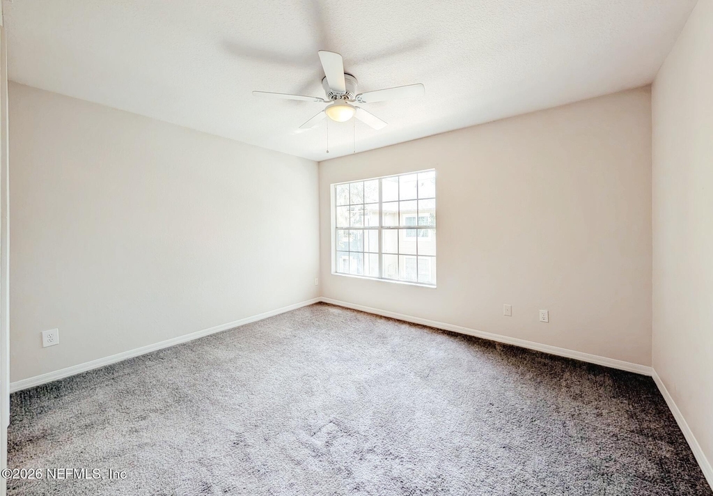 13700 Richmond Park Drive N - Photo 8