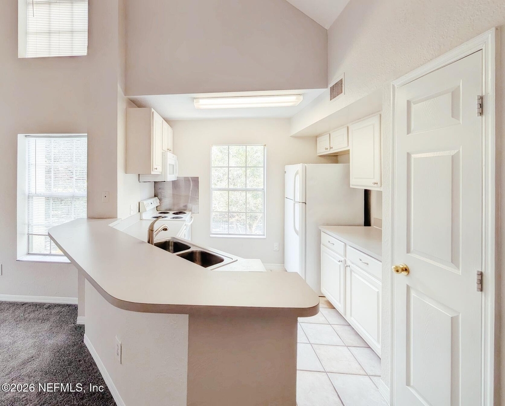 13700 Richmond Park Drive N - Photo 3