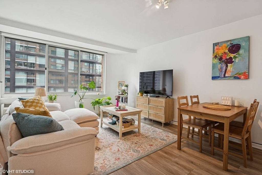 211 E Ohio Street - Photo 4