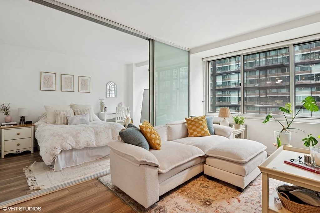 211 E Ohio Street - Photo 3