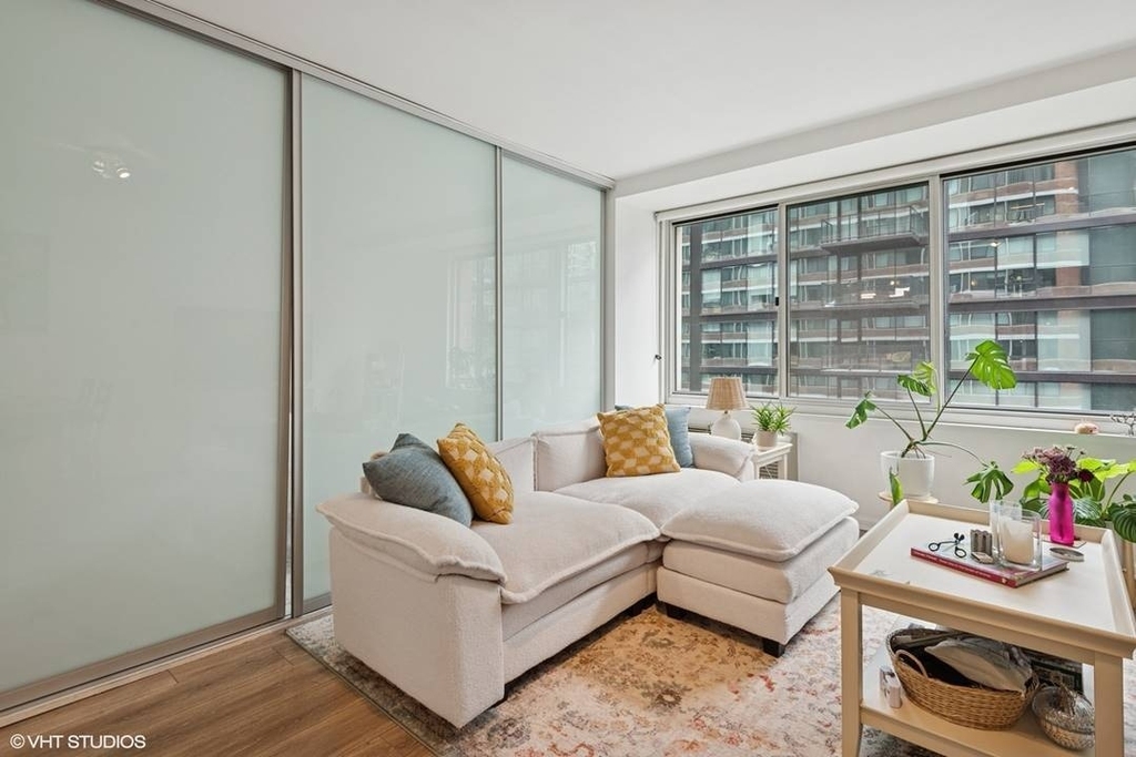 211 E Ohio Street - Photo 2