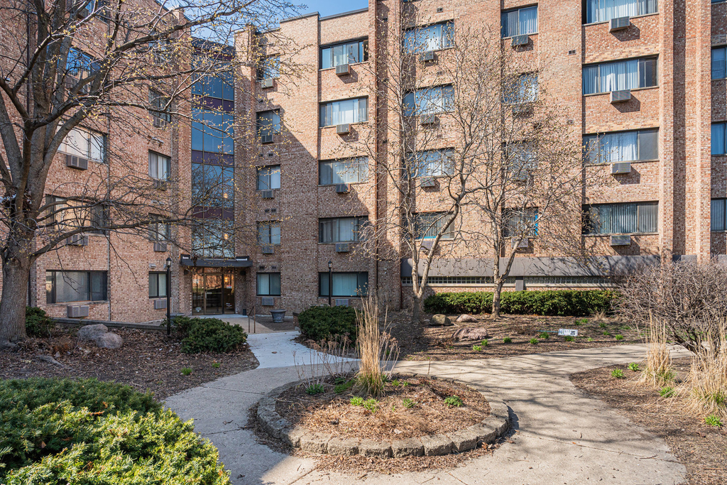 5358 N Cumberland Avenue - Photo 0