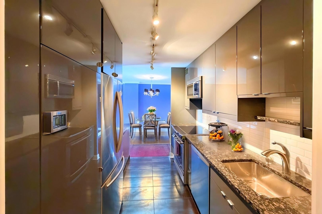 1555 N Sandburg Terrace - Photo 7