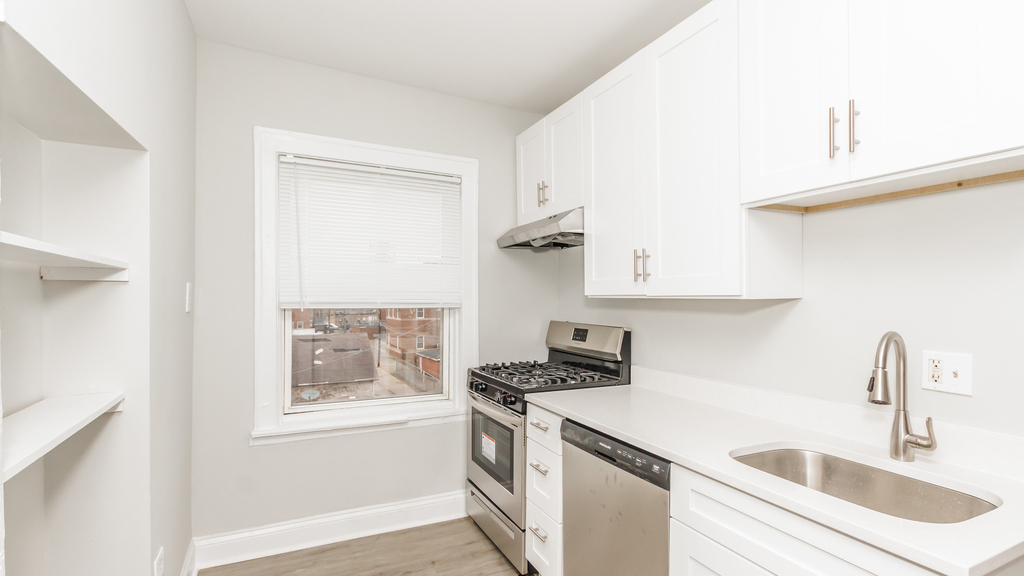 2722 W Rosemont Avenue - Photo 3