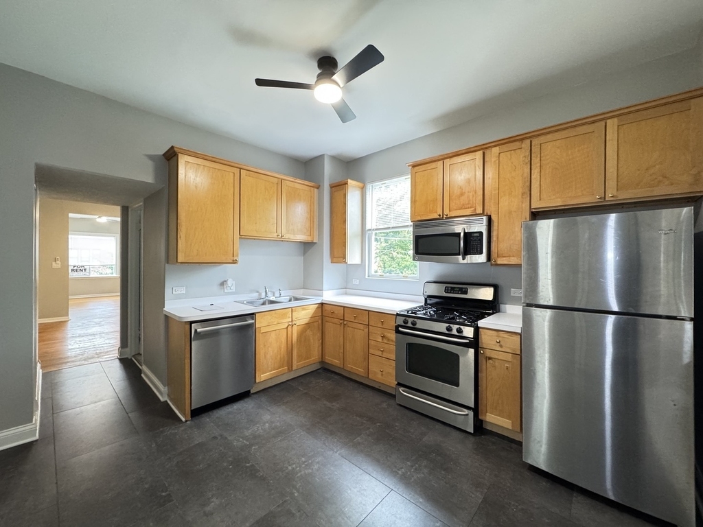 2101 W Montrose Avenue - Photo 1