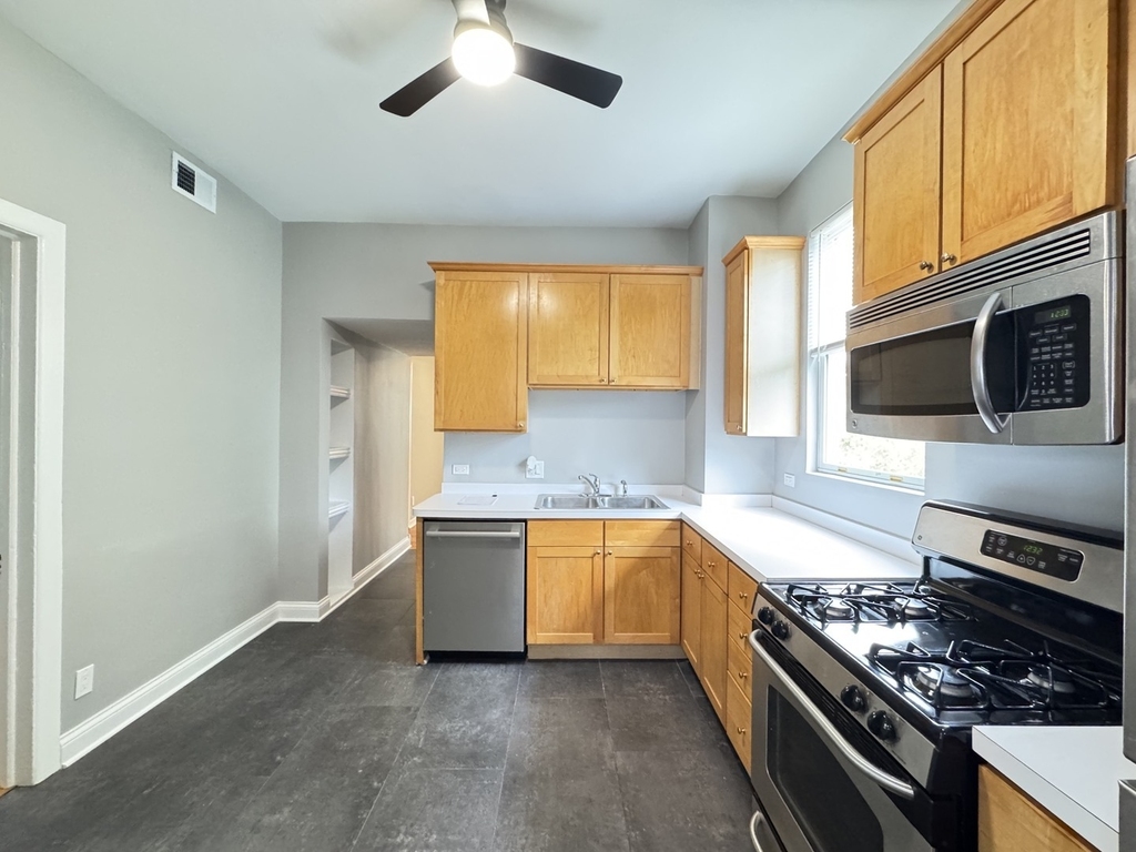 2101 W Montrose Avenue - Photo 2