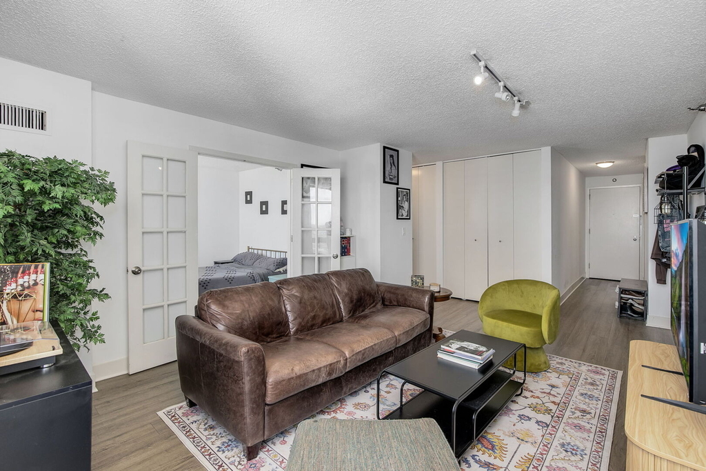 1122 N Clark Street - Photo 2