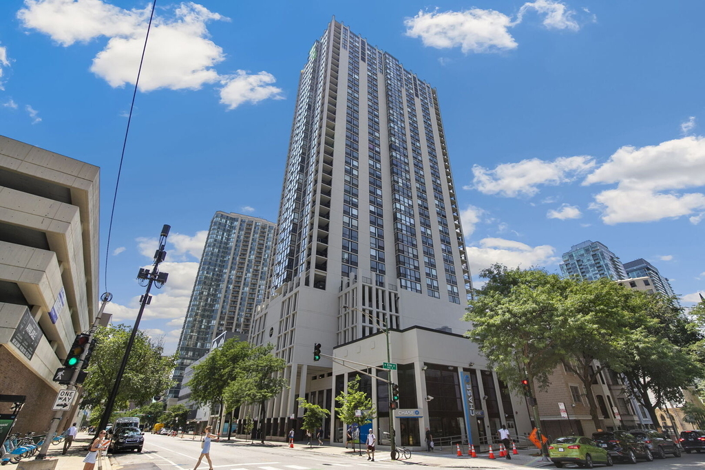 1122 N Clark Street - Photo 0