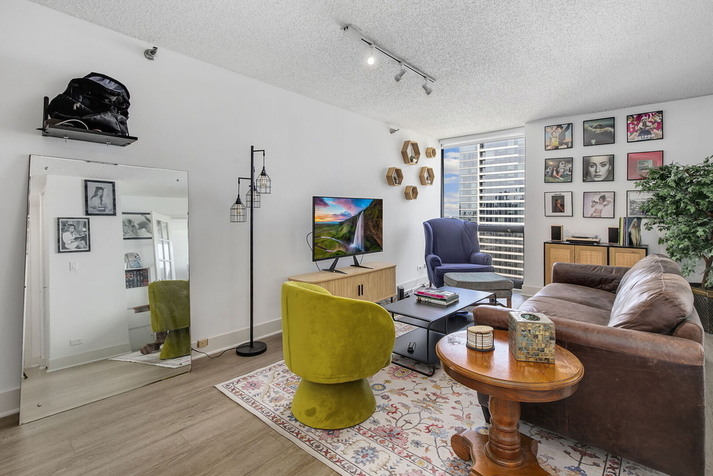 1122 N Clark Street - Photo 1