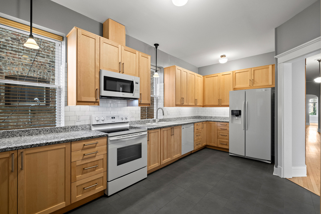 1335 W Thorndale Avenue - Photo 11